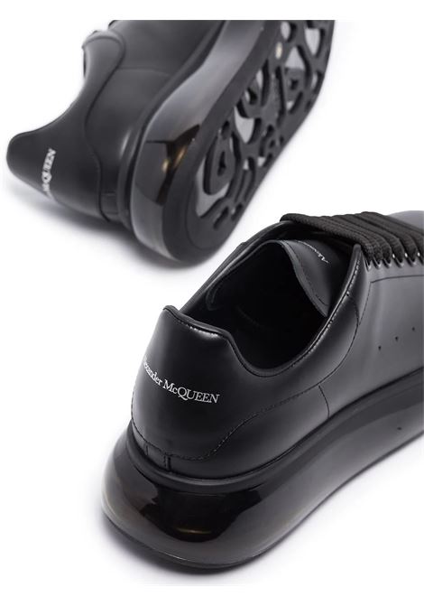 Sneakers Oversize Nere Con Suola Trasparente ALEXANDER MCQUEEN | 604232-WHX981000