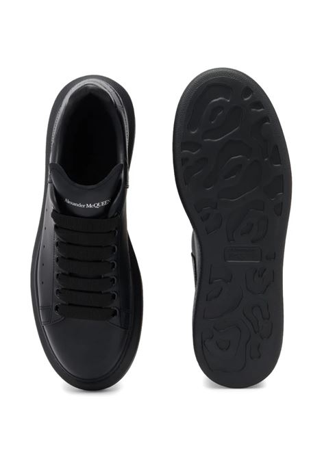Sneakers Oversize in Nero Con Spoiler Effetto Coccodrillo ALEXANDER MCQUEEN | 718233-WIEE61000