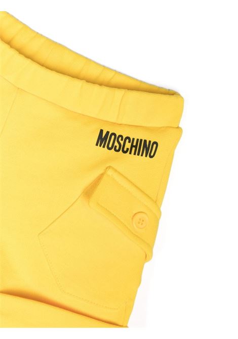 T-Shirt and Shorts Set In White and Yellow With Moschino Teddy Bear Fishing MOSCHINO KIDS | MUG018LCA7550162